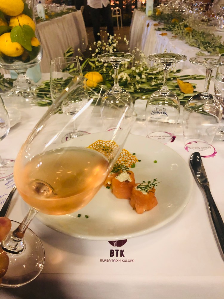 Somon füme gülpembe rose şarap wine